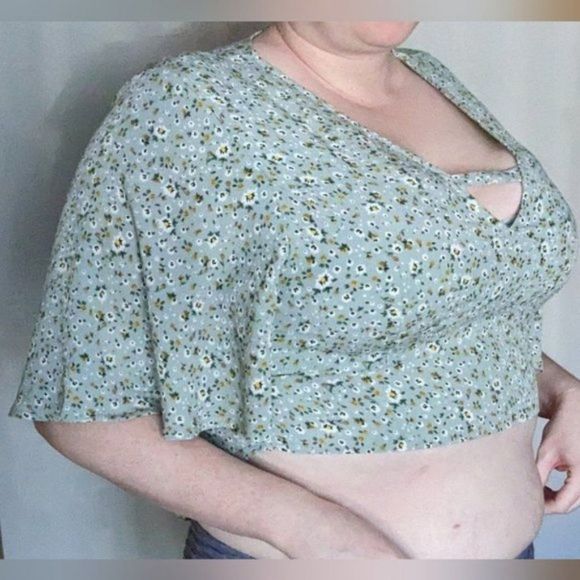 Beautiful Wrap Crop Top 1X Floral Green - Picture 5 of 6